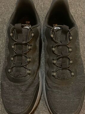 Men’s Athletic Works Black Low Top Sneaker with Bungee Cord Shoe Laces Sz. 12W